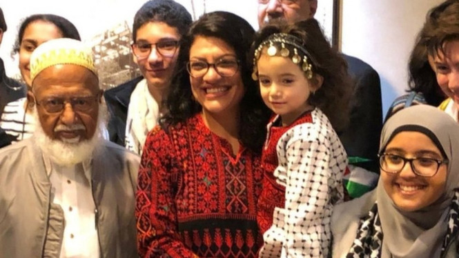 Rashida Tlaib (tengah).-Adam Shapiro via Reuters.