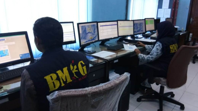 Petugas BMKG di ruang pemantauan.