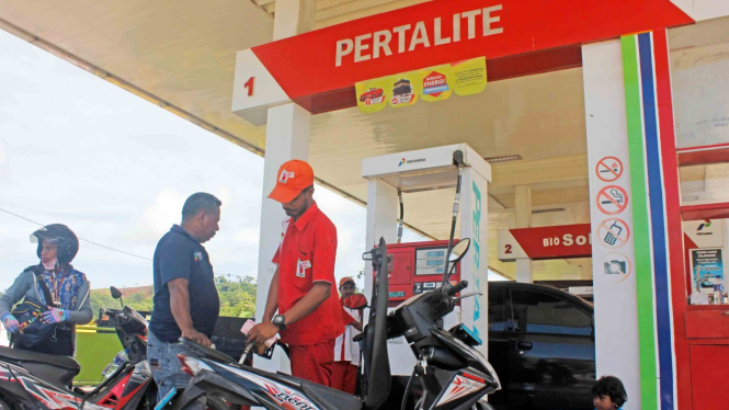 Petugas SPBU melayani masyarakat dengan mengisi BBM jenis Pertalite di Kota Sorong, Papua Barat