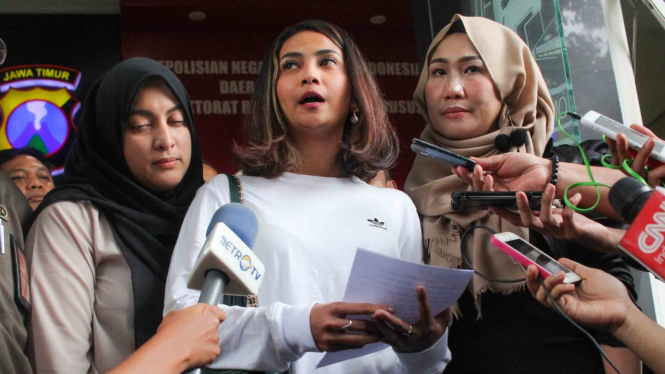 Artis berinisial VA (kedua kanan) menjawab pertanyaan wartawan pers usai menjalani pemeriksaan terkait kasus prostitusi daring di Gedung Subdit Siber Ditreskrimsus Polda Jawa Timur, Surabaya, Jawa Timur