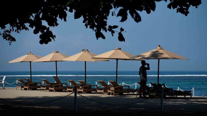 Wisatawan asing mengunjungi kawasan wisata pantai Senggigi, Lombok Barat, NTB