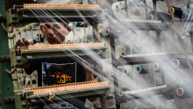 Pekerja menyelesaikan produksi kain sarung di Pabrik Tekstil Kawasan Industri Majalaya, Kabupaten Bandung, Jawa Barat, Jumat, 4 Januari 2019.