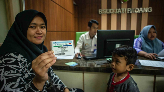 Calon pasien menunjukkan kartu BPJS Kesehatan