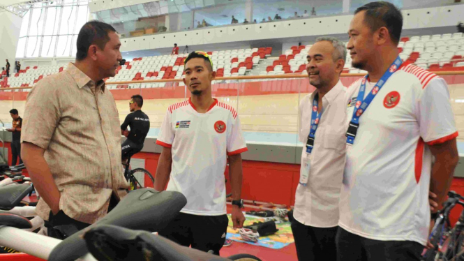 Atlet Paracycling M Fadli dan Direktur Operasi Jakpro, Wahyu A Harun (kiri).