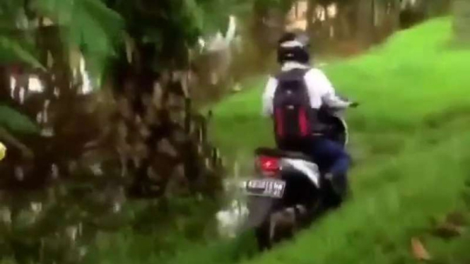 Pemotor nekat mengambil jalan pintas.