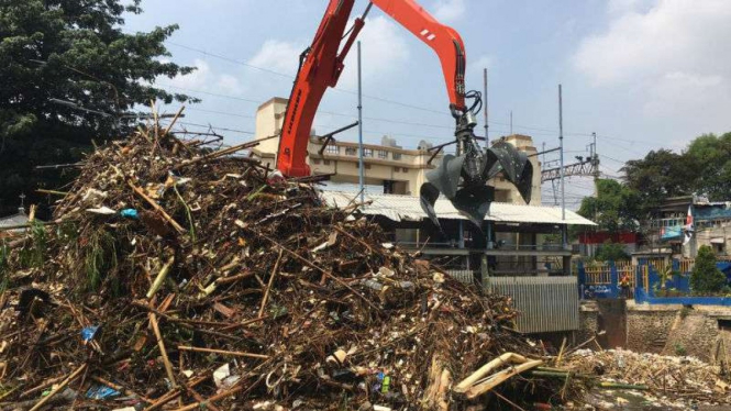 Sampah di Pintu air Manggarai, Jakarta Selatan