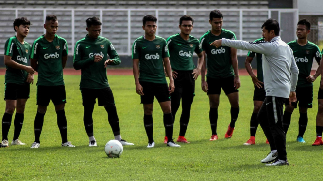 Pelatih Timnas Indonesia U-22 Indra Sjafri (kedua kanan) memberikan intruksi kepada pemain saat sesi latihan di Lapangan Madya, Komplek SUGBK, Senayan, Jakarta, Selasa, 8 Januari 2019.
