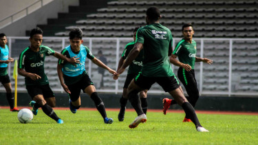 Pemain Timnas Indonesia U-22 mengikuti sesi latihan di Lapangan Madya, Komplek SUGBK, Senayan.