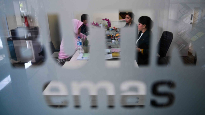 Petugas melayani pembelian emas logam mulia di Gedung Aneka Tambang, Jakarta