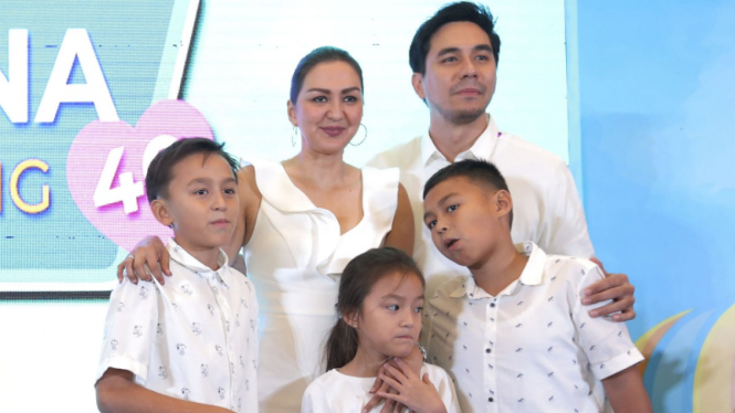 Donna Agnesia, Darius Sinathrya dan anak-anaknya.