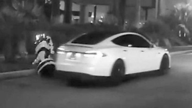 Insiden mobil Tesla tabrak Promobot