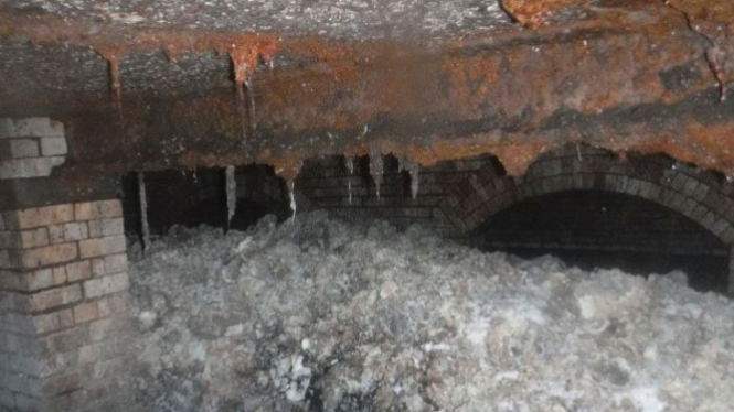 Timbunan limbah yang membeku atau fatberg perlu dipecah-pecah dan dibersihkan oleh petugas kebersihan.