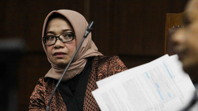 Terdakwa kasus dugaan suap PLTU Riau-1 Eni Maulani Saragih (kiri) menjalani sidang lanjutan di Pengadilan Tipikor,  Jakarta