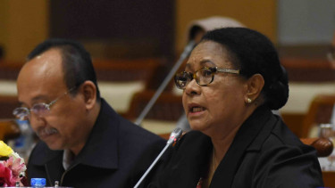 Menteri Pemberdayaan Perempuan dan Perlindungan Anak (PPPA), Yohana Yembise (kanan)