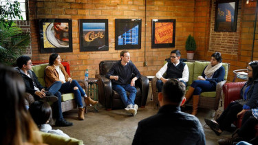 Mark Zuckerberg dalam sebuah diskusi