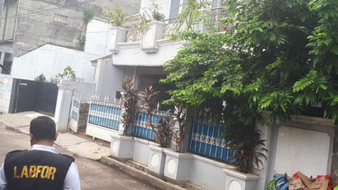 Rumah Ketua KPK Agus Rahardjo diteror benda diduga bom di Bekasi, Jawa Barat.