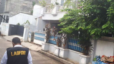 Petugas Puslabfor Mabes Polri berada di rumah Ketua KPK Agus Rahardjo