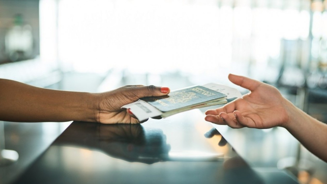 Paspor merupakan alat untuk menjelajah dunia.-Getty Images