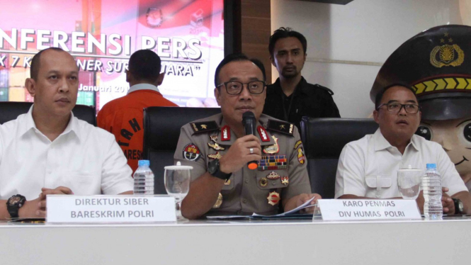 Kepala Biro Penerangan Masyarakat (Karo Penmas) Divisi Humas Polri Brigjen Pol Dedi Prasetyo (tengah) bersama Direktur Tindak Pidana Tertentu (Tipidter) Bareskrim Polri Brigjen Pol Rachmad Wibowo (kiri), Kasubdit I Dittipidsiber Bareskrim Polri Kombes Pol