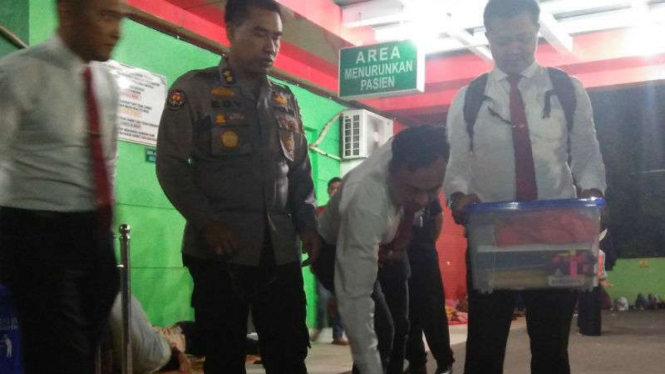 Polisi menyita sejumlah dokumen dan jerigen cairan formalin setelah tujuh jam menggeledah RSUD dr Dradjat Prawiranegara di Serang, Banten, pada Rabu, 9 Januari 2019.