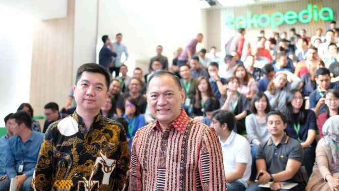 CEO Tokopedia William Tanuwijaya dan Komisaris Utama Agus Martowardojo.