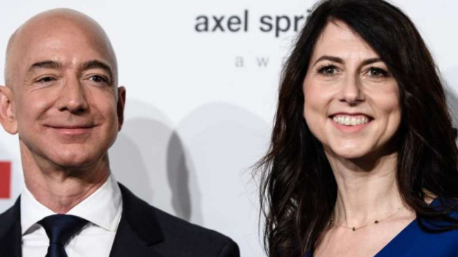 CEO Amazon Jeff Bezos dan MacKenzie.