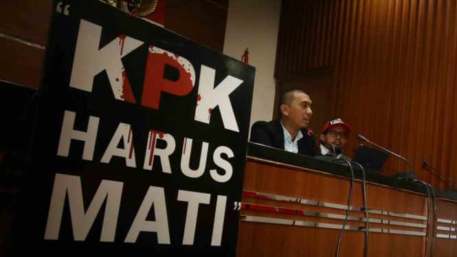 Ketua Wadah Pegawai KPK Yudi Purnomo (tengah).