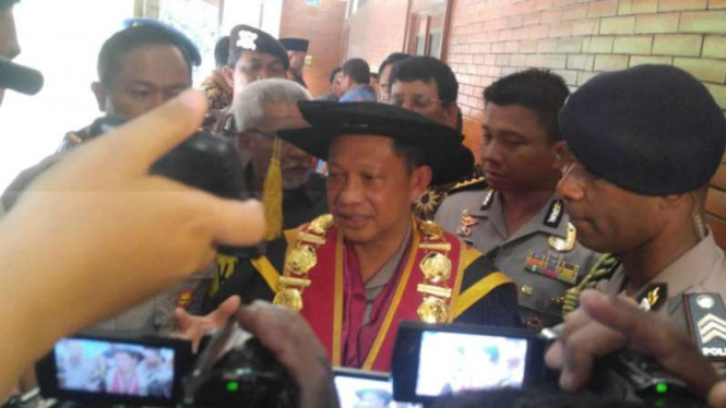 Kepala Kepolisian Republik Indonesia Jenderal Tito Karnavian usai menjadi penguji materi disertasi calon doktor di Universitas Indonesia, Depok, Jawa Barat, pada Kamis, 10 Januari 2019.
