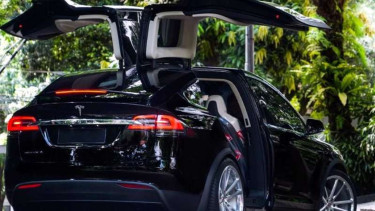 Mobil listrik Tesla milik anggota DPR, Ahmad Sahroni