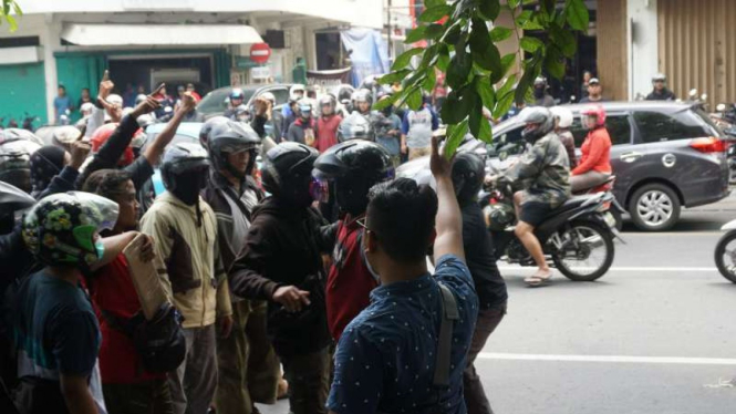 Sekelompok massa Laskar Umat Islam Surakarta mendatangi Rumah Tahanan Kelas IA Surakarta, Jawa Tengah, pada Kamis, 10 Januari 2019, menyusul keributan di dalam penjara itu.