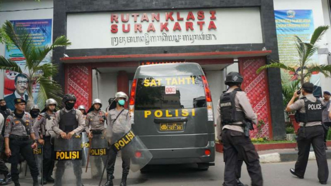 Pintu gerbang Rumah Tahanan Kelas IA Surakarta atau Solo dijaga ketat oleh aparat setelah terjadi keributan di dalam Kamis, 10 Januari 2019.