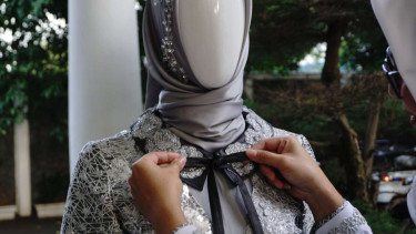 Aksen pita pada modest wear rancangan Nina Septiana.
