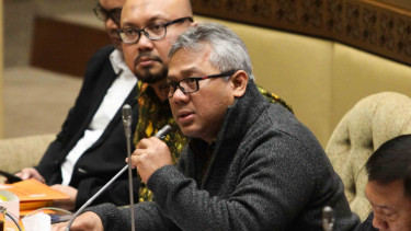Ketua Komisi Pemilihan Umum (KPU), Arief Budiman (kanan)