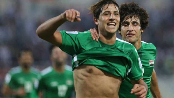 Pemain Irak rayakan gol.