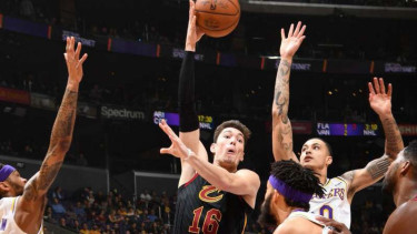 Pemain Cleveland Cavaliers, Cedi Osman (tengah).