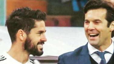 Pelatih Real Madrid, Santiago Solari (kanan) dan Isco (kiri).