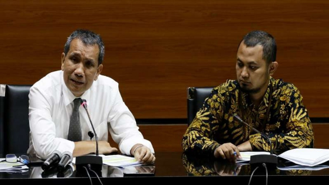 Deputi Pencegahan KPK Pahala Nainggolan (kiri) didampingi Plt Direktur LHKPN