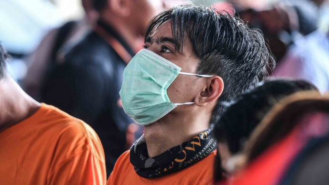 Penyanyi Januarisman Runtuwene atau Aris Idol bersama tersangka lainnya dihadirkan saat rilis kasus penyalahgunaan narkoba di Mapolres Pelabuhan Tanjung Priok, Jakarta, Rabu, 16 Januari 2019.