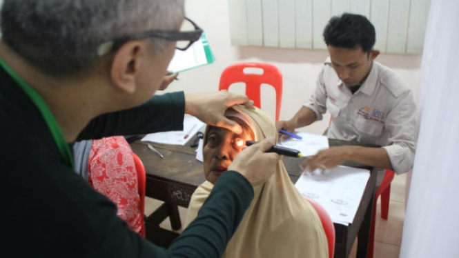 Operasi katarak gratis oleh EMP MSSA dan Bakrie Amanah.