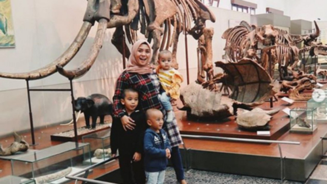 Enno Lerian dan tiga buah hatinya
