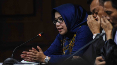 Terdakwa kasus suap proyek PLTU Riau 1 Eni Maulani Saragih (kiri) menanggapi keterangan saksi pada sidang lanjutan di Pengadilan Tipikor, Jakarta