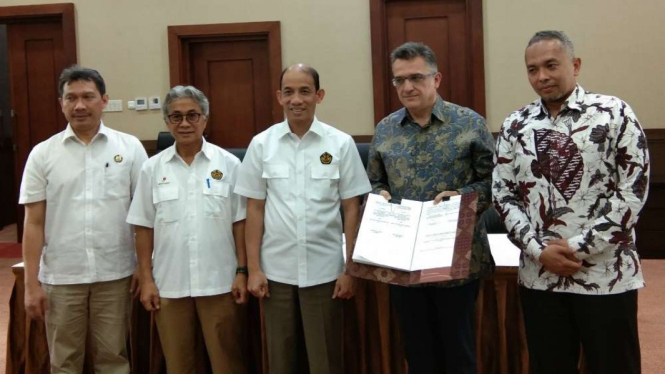 Wamen ESDM Arcandra Tahar (tengah) dan Kepala SKK Migas Dwi Soetjipto.