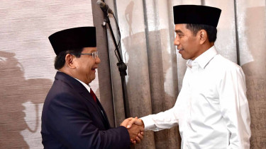 Capres nomor urut 01 Joko Widodo (kanan) bersalaman dengan capres no urut 02 Prabowo Subianto sebelum mengikuti Debat Pertama Capres & Cawapres 2019, di Hotel Bidakara, Jakarta, Kamis, 17 Januari 2019.