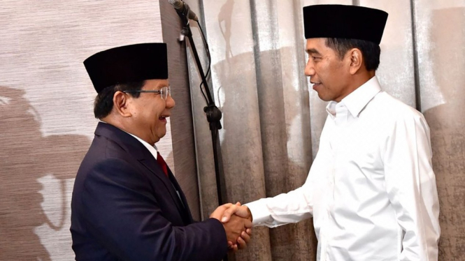 Joko Widodo bersalaman dengan Prabowo Subianto sebelum Debat Pertama Capres & Cawapres 2019, di Hotel Bidakara, Jakarta, Kamis (17/1/2019). - Antara/AGUS SUPARTO