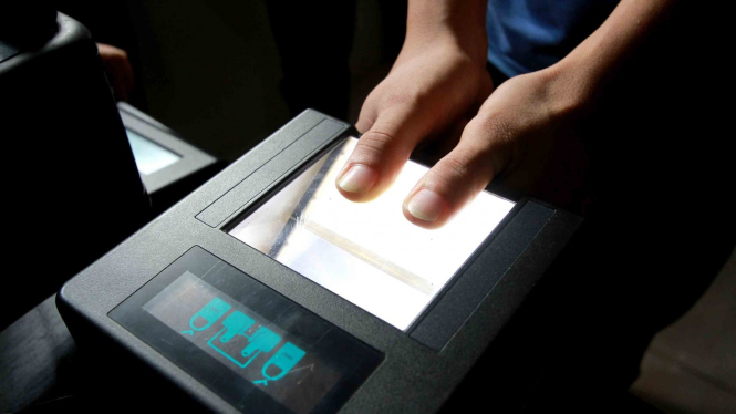 Seorang warga binaan pemasyarakatan melakukan perekaman KTP elektronik di salah satu Lembaga Pembinaan Khusus Anak (LPKA)