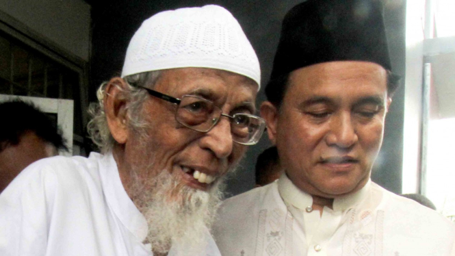 Penasihat hukum Jokowi, Yusril Ihza Mahendra (kanan) mengunjungi narapidana kasus terorisme Abu Bakar Baasyir (kiri) di Lapas Gunung Sindur, Bogor, Jawa Barat , Jumat, 18 januari 2019.