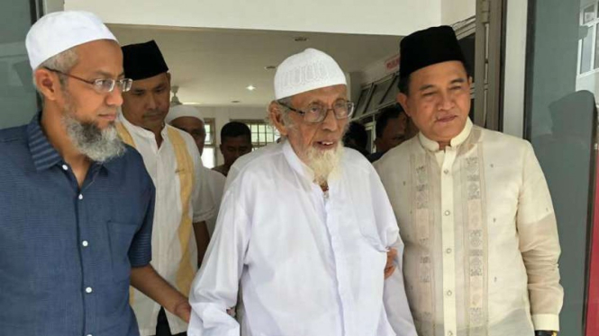 Ketua PBB Yusril Ihza Mahendra bersama Ustaz Abubakar Baasyir.