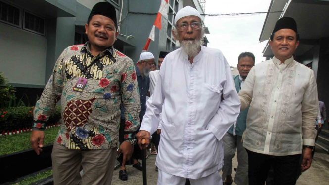 Ketua Umum Partai Bulan Bintang (PBB) Yusril Ihza Mahendra (kanan) mengunjungi narapidana kasus terorisme Abu Bakar Baasyir (tengah) di Lapas Gunung Sindur, Bogor, Jawa Barat, Jumat, 18 Januari 2019.