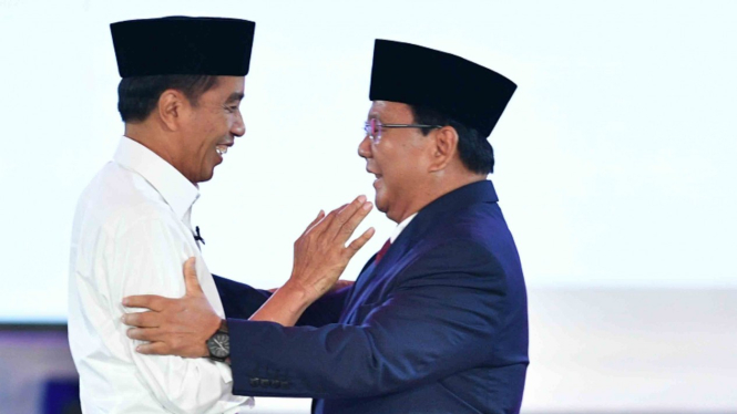 Pasangan capres-cawapres nomor urut 01 Joko Widodo (ketiga kiri) dan Ma'ruf Amin (kiri) bersalaman dengan pasangan nomor urut 02 Prabowo Subianto (kedua kanan) dan Sandiaga Uno (kanan).