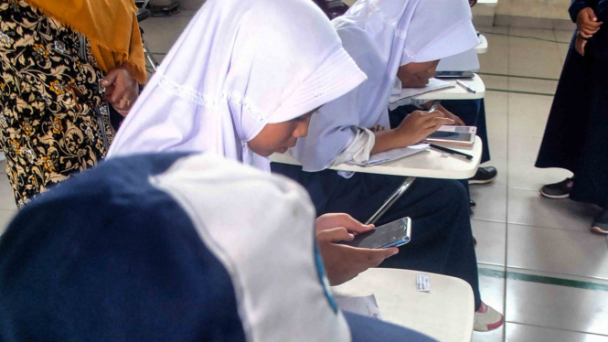 sorot sosial media - akses internet - smartphone